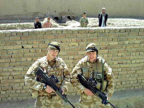 Picture of two British soldier on duty